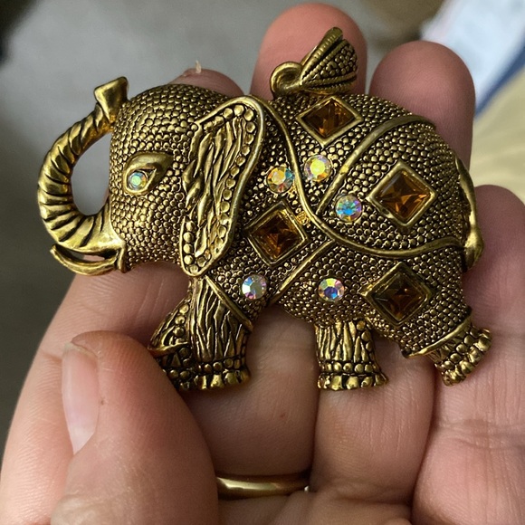 Gold tone AB Elephant Pendant - Picture 4 of 4